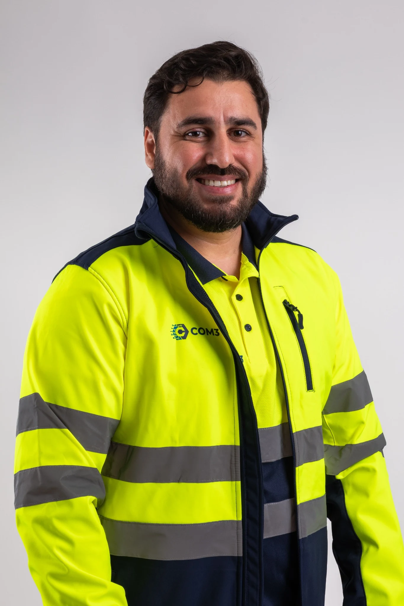Profesional de COM3 con uniforme corporativo